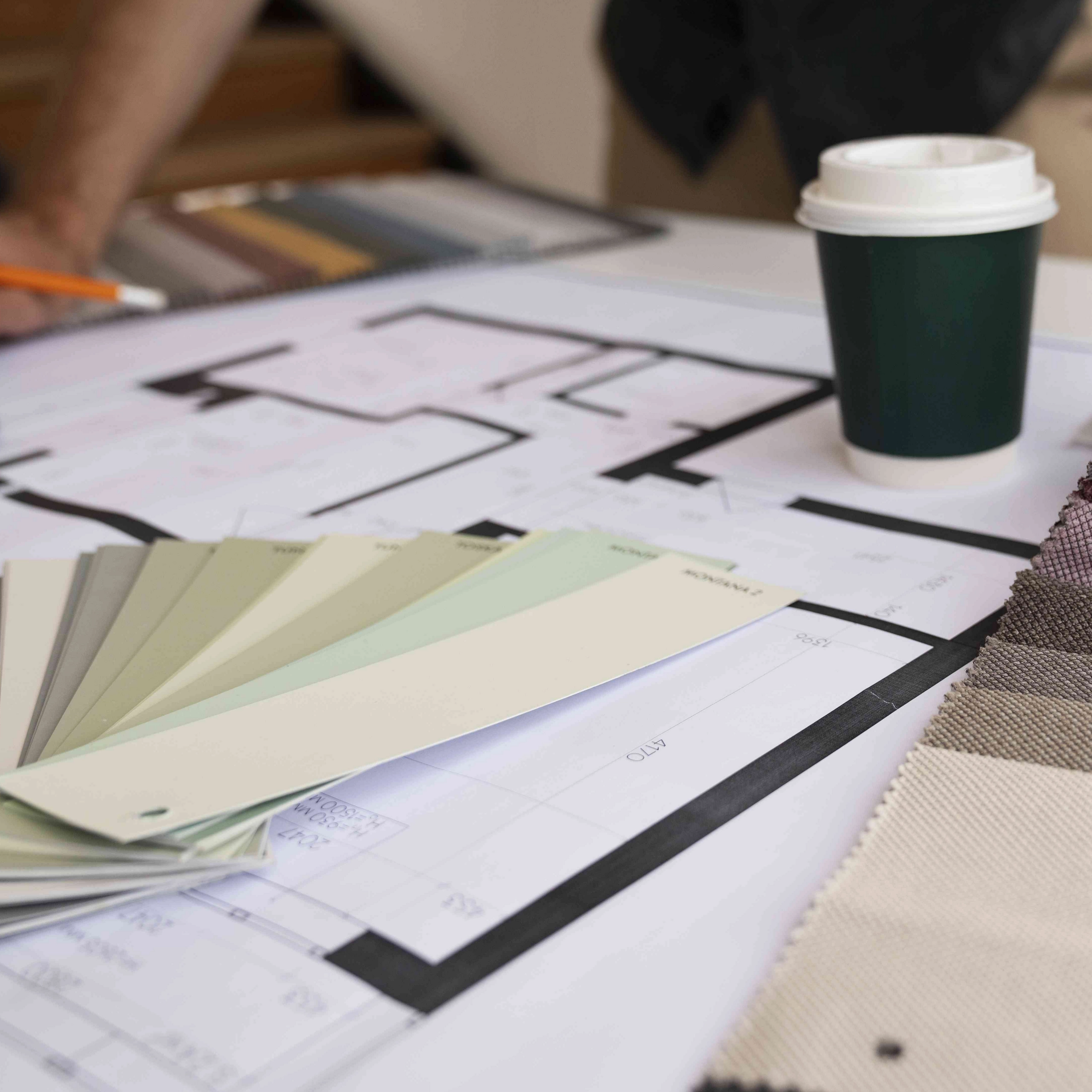 skrawki-materialu-podczas-pracy-projektowej-architekta-wnetrz